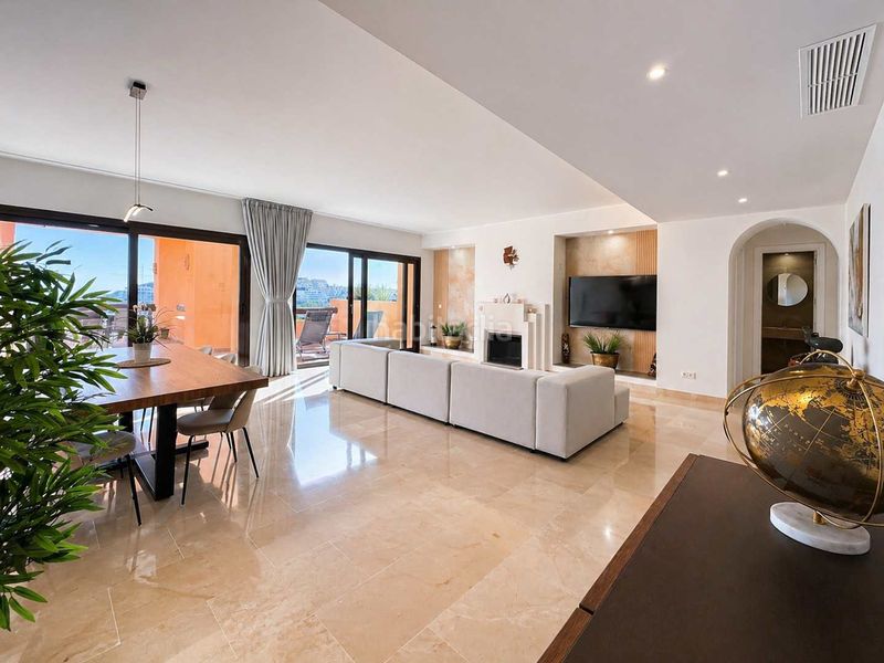 Foto 5c4a85c9-53f2-405e-a0d6-484944d7bdb9. Àtic amb xemeneia calefacció aparcament piscina a Manilva