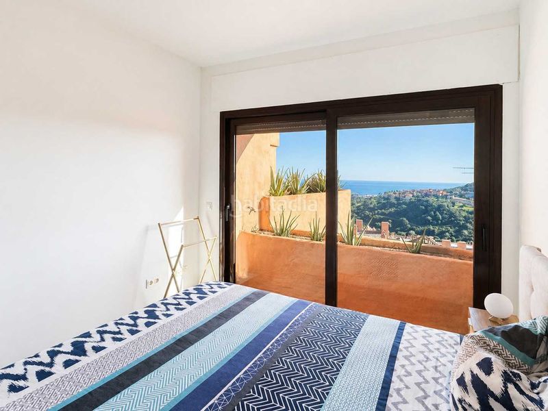 Foto 61bd1e12-7c77-45f7-8b09-02f94ced38a1. Àtic amb xemeneia calefacció aparcament piscina a Manilva