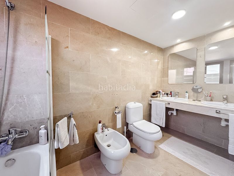 Foto 88c82845-a59b-4365-9da6-1635b75cf048. Àtic amb xemeneia calefacció aparcament piscina a Manilva