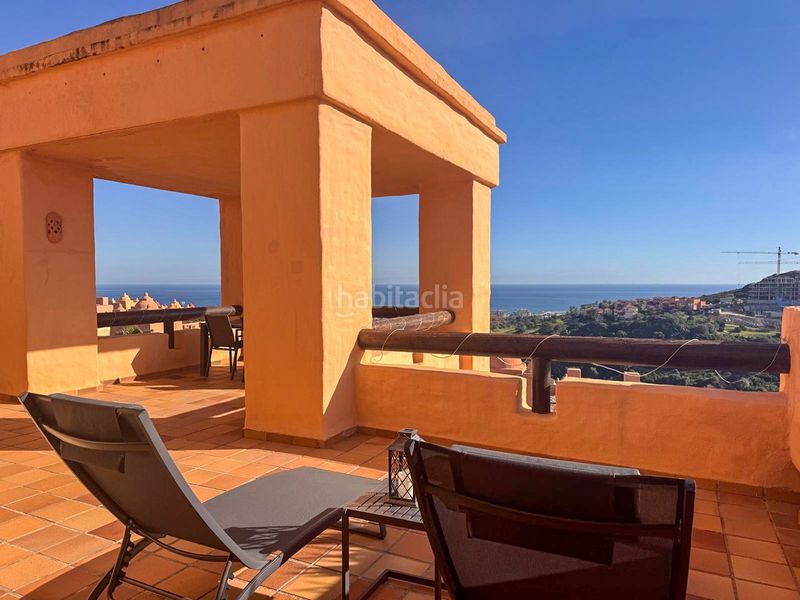 Foto b28b8882-ed3b-4d66-9f6a-f158af45bc2c. Àtic amb xemeneia calefacció aparcament piscina a Manilva