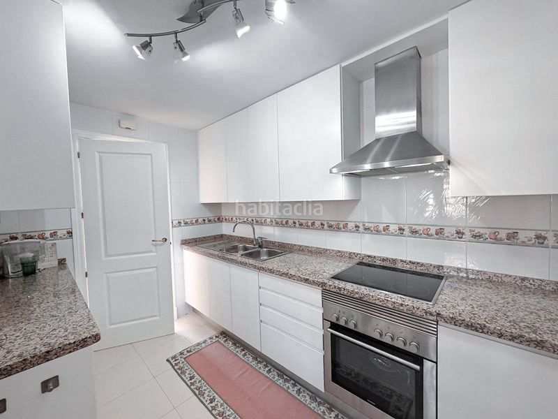 Foto bb7dd4d8-5dd9-4997-a5c1-ef3eb8929384. Àtic amb xemeneia calefacció aparcament piscina a Manilva