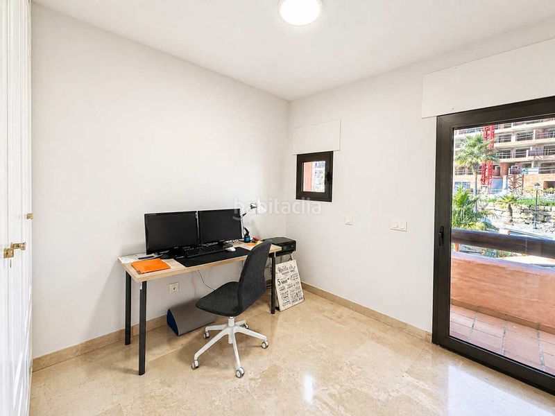 Foto beacb2bc-b20f-45db-921a-561dec0dc0e8. Àtic amb xemeneia calefacció aparcament piscina a Manilva