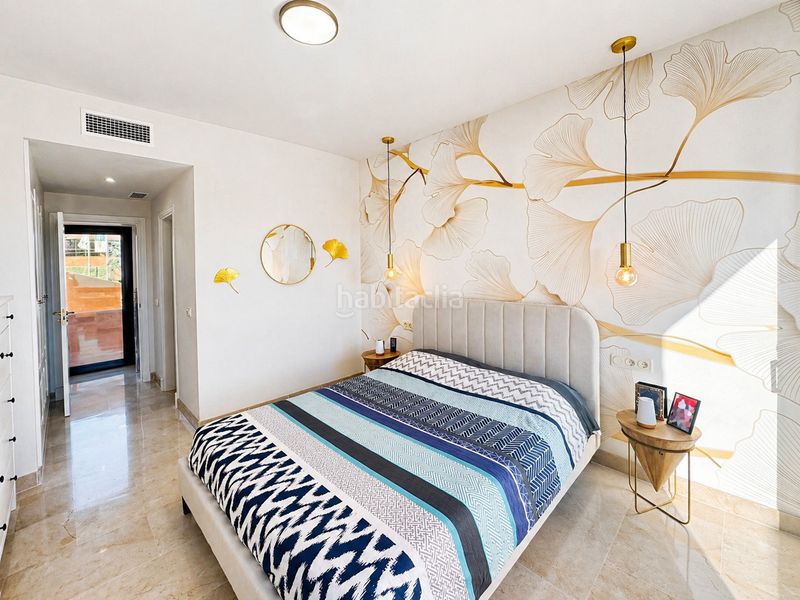 Foto c0811961-1c8d-4fe5-bb5b-be87150f0f72. Àtic amb xemeneia calefacció aparcament piscina a Manilva