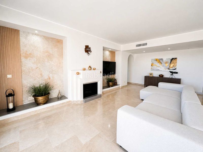 Foto c3f19bcb-e423-46e4-bbbb-382ec6a52460. Àtic amb xemeneia calefacció aparcament piscina a Manilva