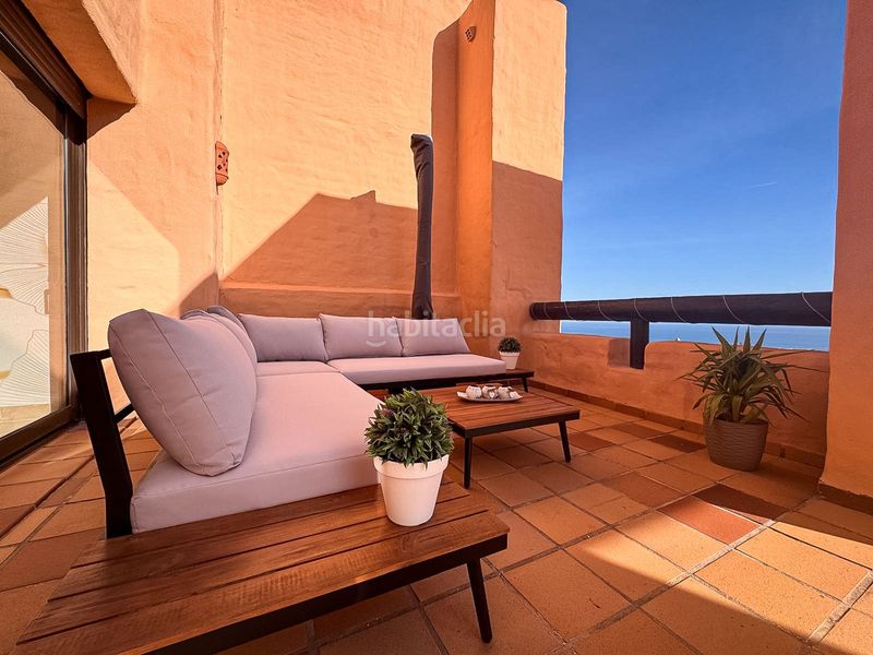 Foto c419bf4b-b22d-4603-9920-937f225bd169. Àtic amb xemeneia calefacció aparcament piscina a Manilva