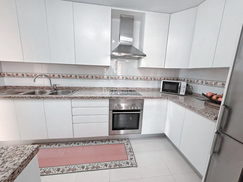 Foto dd383aaf-f60e-432a-9e12-d0471ce9fe28. Àtic amb xemeneia calefacció aparcament piscina a Manilva