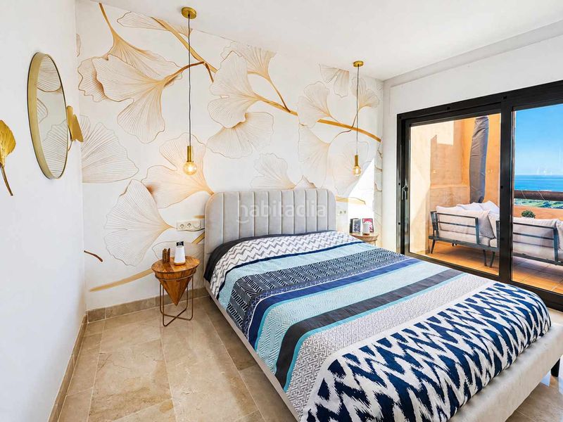 Foto dd80703b-8c03-4128-ab00-3b59db189def. Àtic amb xemeneia calefacció aparcament piscina a Manilva