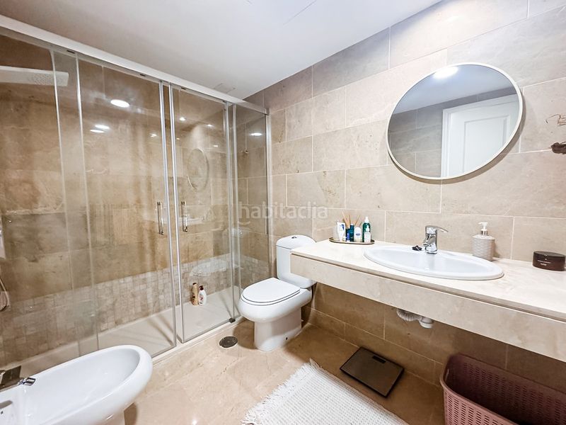 Foto fd52e233-d327-4f37-8648-9b9f62e6b001. Àtic amb xemeneia calefacció aparcament piscina a Manilva