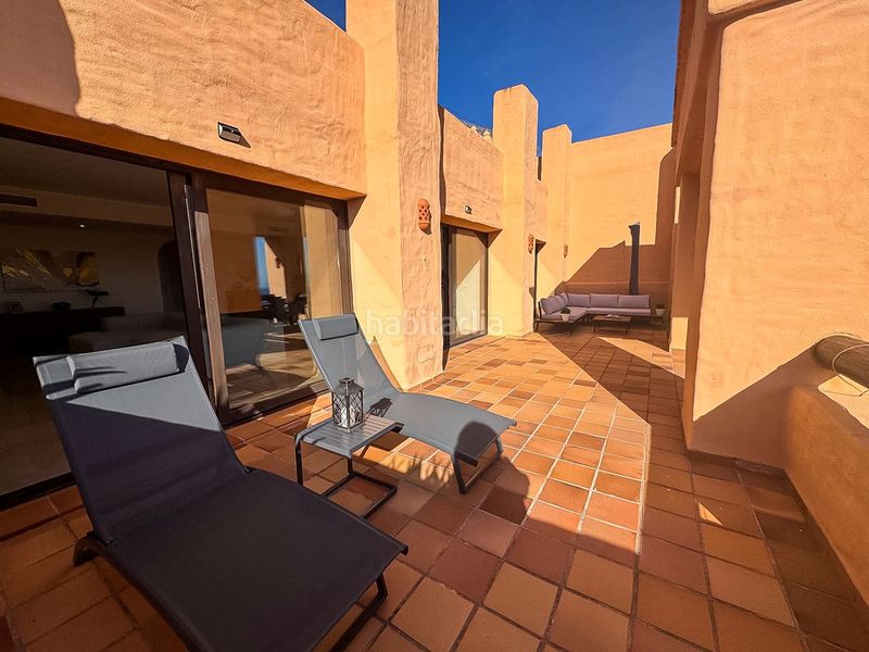 Foto fdf1e84b-2ff4-414b-8760-e2d58e87c020. Àtic amb xemeneia calefacció aparcament piscina a Manilva