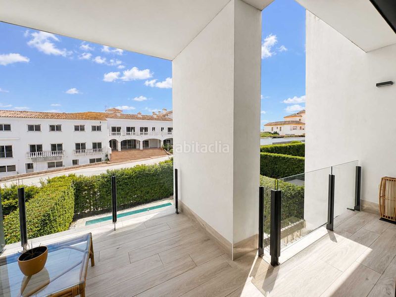 Foto ed3d9251-f465-429e-be49-3935a56b8fc5. Casa adossada amb calefacció aparcament piscina a Sotogrande