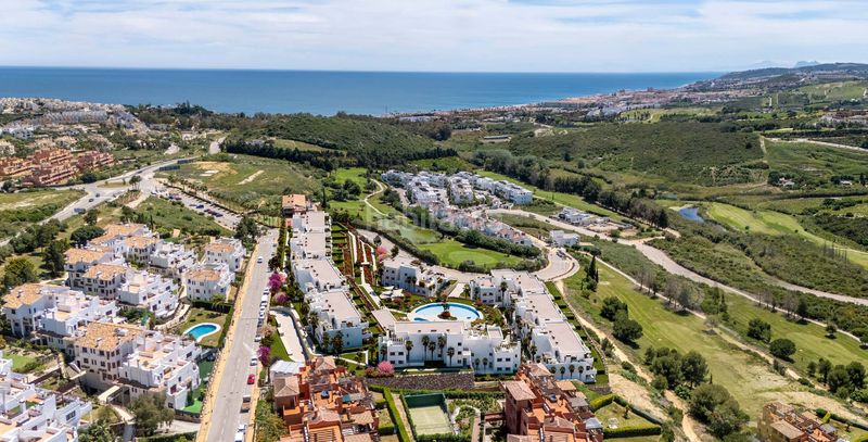 Foto c00d41cd-51ab-40d7-84c5-6635ff121d1f. Àtic amb calefacció aparcament piscina a Casares golf - Casares del sol Casares