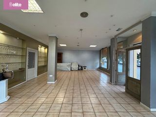 Local Comercial a Madre de Dios. Magnifico local en el centro con grandes escaparates