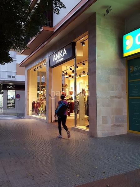 Foto 3ec12d86-0a36-40b3-af39-254eaf0ee934. Alquiler local comercial gran local con amplios escaparates en plena arteria principal en Cádiz
