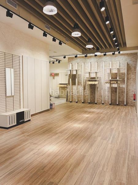 Foto 44514c64-2aa9-4115-b10f-d0d9558b7ad7. Alquiler local comercial gran local con amplios escaparates en plena arteria principal en Cádiz