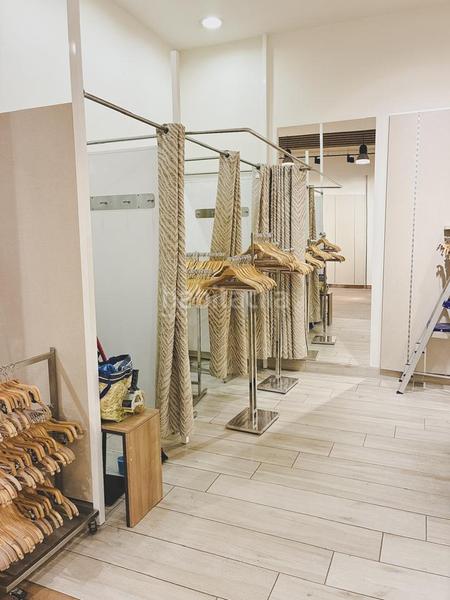 Foto 4f18bae2-063d-4ac3-85e8-ca9576ea9885. Alquiler local comercial gran local con amplios escaparates en plena arteria principal en Cádiz