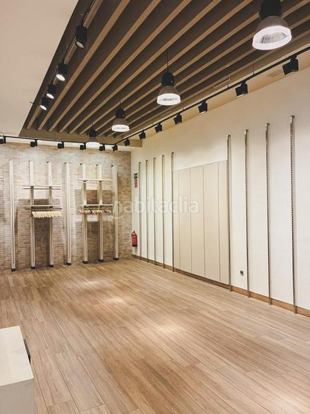 Foto 95ffa215-bd48-40bf-ac41-f229ac93baa1. Alquiler local comercial gran local con amplios escaparates en plena arteria principal en Cádiz