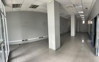 Lloguer Local Comercial a Paseo Marítimo - San José - La Laguna. Local a pie de calle con almacén en buen estado.
