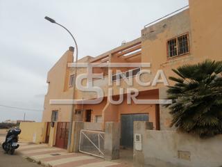 Casa adossada a Carretera Mojonera - Cortijos de Marín. Casa de 4 dormitorios, 2 baños +garaje