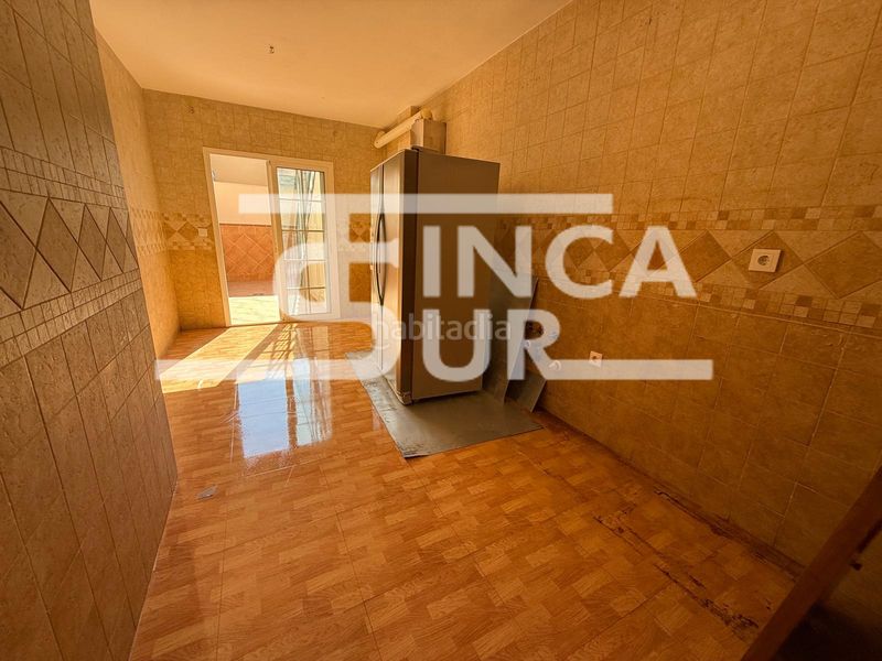 Foto b37e3a71-f651-4067-a3a5-211af29e9ff4. Casa adossada amb xemeneia aparcament a Roquetas pueblo Roquetas de Mar