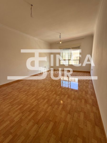 Foto c38bc6d7-d99f-49fd-a75a-2e251e5fc2de. Casa adossada amb xemeneia aparcament a Roquetas pueblo Roquetas de Mar