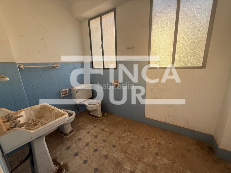 Foto c7027c8a-9903-4651-b68e-2b95cc2c550a. Masia amb xemeneia a Berja
