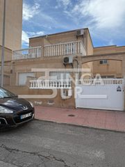 Casa a schiera  Calle comunidad catalana. Adosado alquilado cortijos de marin