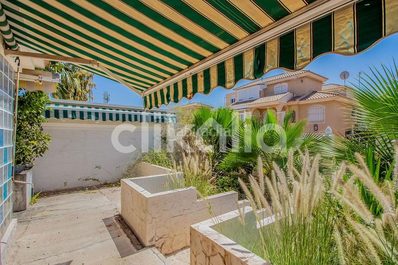 Foto 23bef8e6-5d1c-460f-8835-52599805ac0c. Appartement avec piscine dans Los Balcones-Los Altos Torrevieja