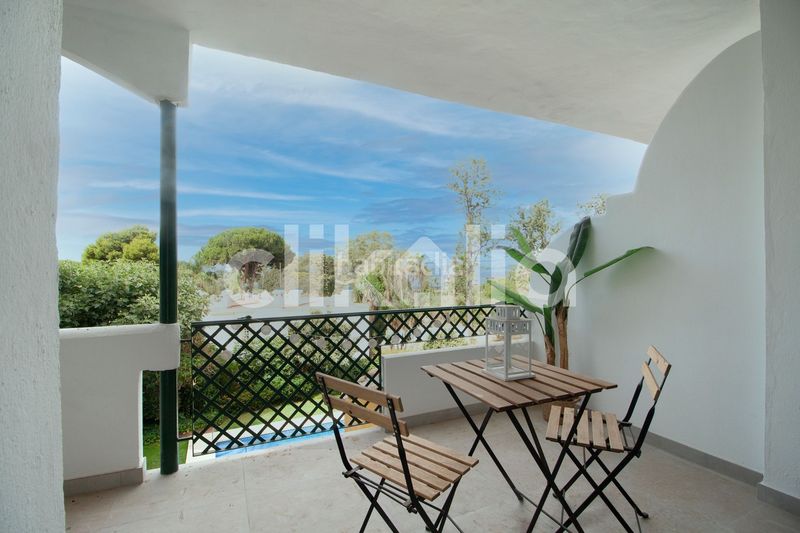 Foto c48ae410-1ebf-4a16-a6d3-62807f2637ab. Pis amb piscina a Cabopino - Artola Marbella