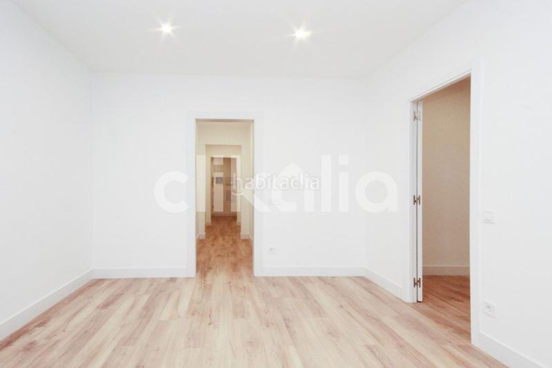 Foto b5c95df7-1bc5-48ca-a81c-75388d0086b6. Pis a Sants Barcelona