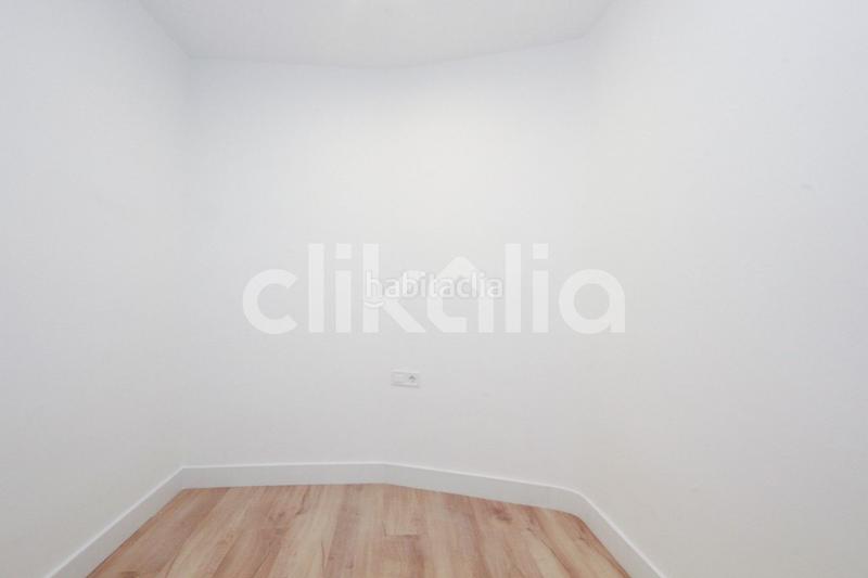 Foto ee6e798c-f8d2-47a5-9d2b-0558143fed33. Pis a Sants Barcelona