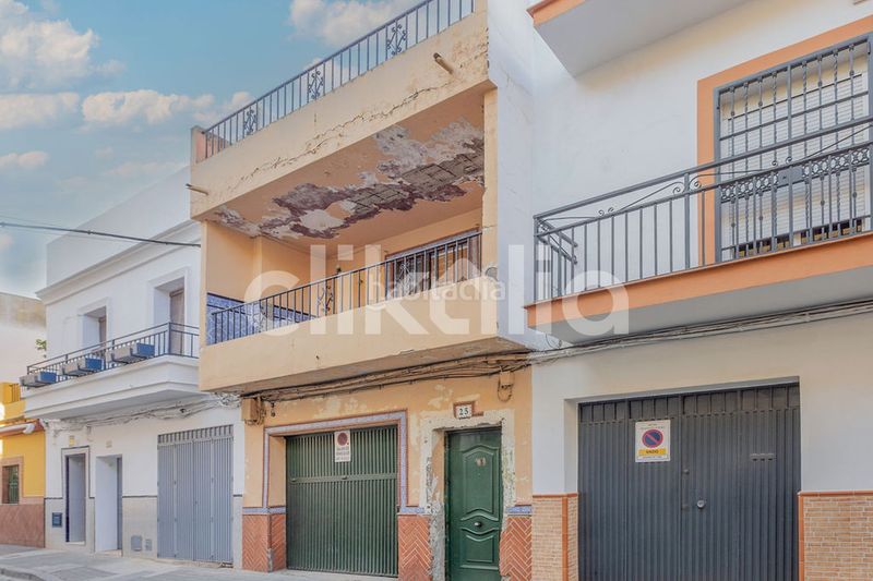 Foto 2bad422e-bf2f-43ad-8de4-61190b6ecda8. Casa amb aparcament a Torreblanca Sevilla