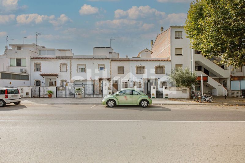 Foto 1449a230-3e53-4aa5-8231-0b8f27b59019. Casa amb piscina a Sant Maurici Empuriabrava