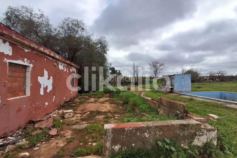 Foto fc119ff0-c36a-4e25-899d-95dec1ded22b. Casa amb piscina a Carmona
