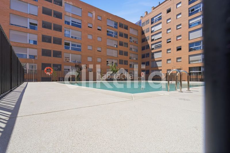 Foto b5135bbb-af6a-4aec-809f-4c787c677cd0. Pis amb calefacció aparcament piscina a Ensanche de Vallecas-La Gavia Madrid