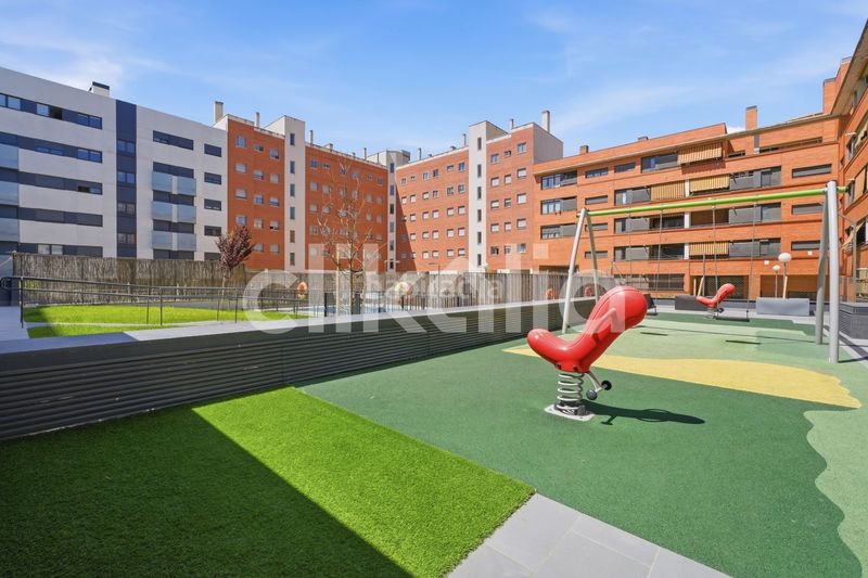 Foto f5d18aec-7305-422f-9c82-cf684e66d819. Pis amb calefacció aparcament piscina a Ensanche de Vallecas-La Gavia Madrid