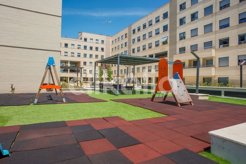 Foto d883455d-3fe3-49a6-8af0-d227d2b131b0. Pis amb calefacció aparcament piscina a Cuatro Vientos Madrid