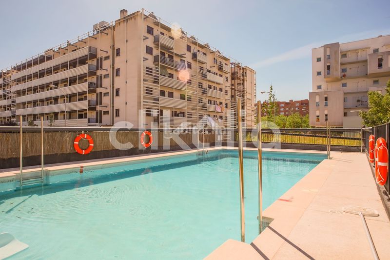 Foto 273138ab-09d9-46d2-8d92-db28f8421047. Pis amb calefacció aparcament piscina a Cuatro Vientos Madrid