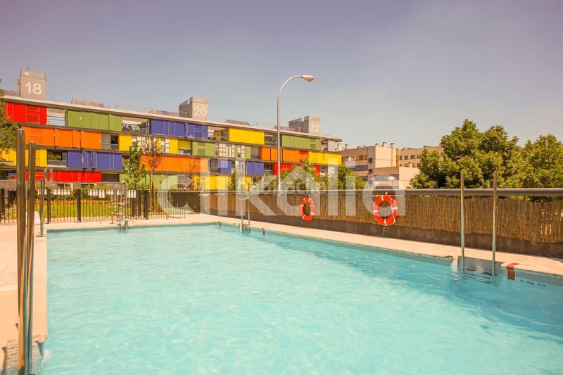 Foto 899c9954-4586-4773-9f55-875f16b6e1c6. Pis amb calefacció aparcament piscina a Cuatro Vientos Madrid