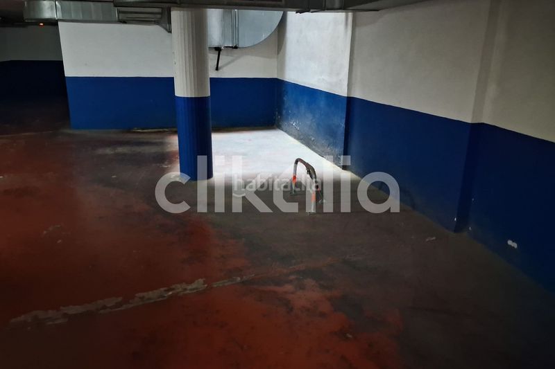 Foto d5949df8-223a-4944-acfe-cd66700c6430. Aparcament de moto a Centre Cornellà de Llobregat
