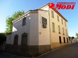 Maison à La Zubia Ciudad. Casa en venta  con parcela de 1.345 metros cuadrados.

calific