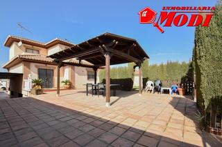 Xalet a Urbanizaciones. Precioso chalet de más de 270 metros de vivienda sobre una bonit