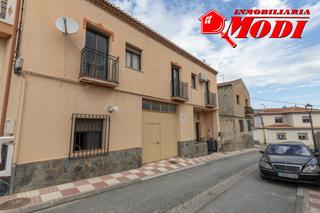 Casa en Otura. Casa en el centro de otura que combina comodidad y funcionalidad