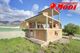 Xalet a Dúrcal. Descubre el potencial de esta vivienda sin terminar, ubicada en