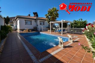 Chalet en Padul. Ponemos a la venta esta auténtica joya en el puntal, padul.una v