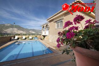 Xalet en Padul. Casa con parcela y piscina propia en 3 plantas stano 81,34 m2 c