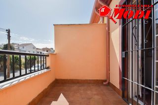 Casa bifamiliare in Polideportivo. Se vende pareada con 4 dormitorios, 2 baños, patio y garaje a es