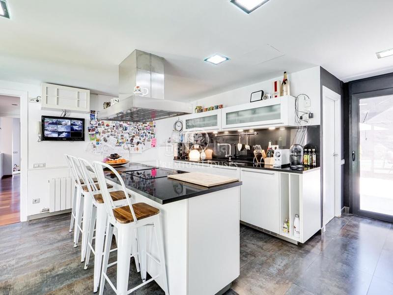 Foto 45ab9599-85bb-4648-85bb-39150204006c. House with parking pool in Les Planes Sant Cugat del Vallès