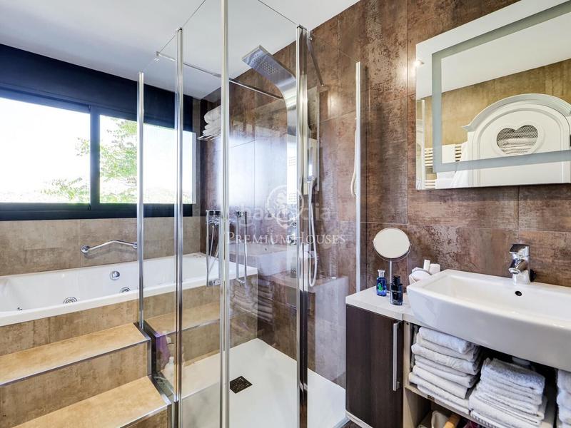 Foto c6289ade-1816-4647-a82e-8f9415f1b682. House with parking pool in Les Planes Sant Cugat del Vallès