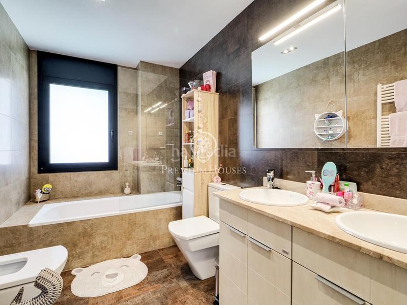 Foto fd610637-ec2c-43f7-84b7-0a46379f8e20. House with parking pool in Les Planes Sant Cugat del Vallès