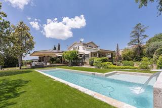 Maison à Bellaterra. Exclusiva casa de diseño unifamiliar con piscina y jardín en bel